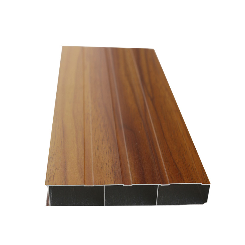 Perfil de aluminio con grano de madera.